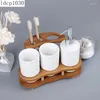 Ensemble d'accessoires de bain Accessoires de salle de bain Bouteille de lotion à motif de vague en céramique blanche Tasse de rince-bouche avec cadre en bambou Stockage Fournitures simples