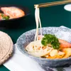 Kaseler seramik kase, kapak pirinç ile yaratıcı erişte Japon sofra çorbası anında tepesinde hindistan cevizi