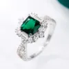 Pierścień Solitaire Sparkling Green Cz Wedding Pins Pierścień Kobiety Srebrny kolor Moda Luksusowy zaręczyny rocznica modna biżuteria prezenty Y2302