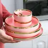 夕食のための豪華な磁器食器のために料理を提供するノルディックスタイルのゴールドインレイセラミックセットセットのピンクのプレートピンク