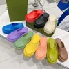 2023 Luxurys designers sandaler f￶r m￤n kvinnor klassiska blommor brokad glider l￤genheter l￤der gummi plattform flip flops v￤xel h￶gkvalitativ bottnar strandstammar loafers