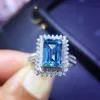 Pierścień Solitaire Wspaniały niebieski sześcienne pierścionki z cyrkonią Kobiety na wesele proste i eleganckie design genialny żeński cessoried biżuteria Y2302