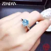 anillo de solitaria de topacio azul