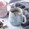 Tazze Tazza da caffè con motivo in marmo di lusso Creativo placcato in oro con manico Tazza da tè in ceramica al latte mattutino Regalo per coppia grigio rosa