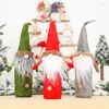 Juldekorationer Vinflaska täcker väska med topper gnome ansiktslöst champagne täcker ett lyckligt bord för hemmet