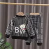 Zestawy odzieży Autumn Boys Baby Dziewczynki Ubrania Dzieci Modne Plaid Kurtka Spodnie 2PCSSets Toddler Casual Costume TrackSuits 230203