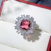 Solitaire Ring Flower على شكل حلقات زركونيا مكعب حمراء للنساء للنساء الإصبع الرائع الذكرى السنوية مساء الحزب هدية سيدة المجوهرات Y2302