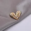 Zirc￣o Love Heart Broche Women's V Collar Anti-Light Fivele Pin Fixing Roupas