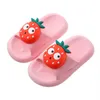 Slipper barns tofflor sommarpojkar och flickor söta jordgubbar hem inomhus icke-halk barn mode förälder-barn baby strand sandaler pvc 0203