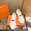 Scarpe casual da donna di marca di lusso B22 Mocassini in morbida pelle di vacchetta Designer Fibbia in metallo Scarpe da ginnastica classiche da uomo da spiaggia all'aperto