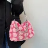 Kvällspåsar y2k flickor rosa kärlek underarm mjukt plysch hjärtmönster damer axel kvinnlig kedja päls crossbody handväskor 230203