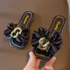 Slipper Bow Big Flower Hausschuhe Sommer Neue Mädchen mittleren Alters tragen Flip-Flops mit flachem Boden Strandschuhe Hausschuhe Kinder 0203