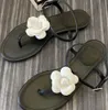 Damskie letnie sandały moda rozrywka buty z płaską podeszwą projektant kwiaty sandały luksusowe skórzane japonki Outdoor Sandbeach sandały z paskiem na kostkę