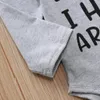 Giyim Setleri Doğan Bebek Bebek Erkek Beyefendi Mektubu Romper Bodysuit Ekose Pantolon Şapka Kıyafet Moda Uzun Kollu Kıyafetler 25 230203