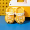 Zapatilla 2022 Nuevas zapatillas de moda para niños Verano para interiores y exteriores Sandalias de playa para niños Dedos cubiertos Lindo Coche de dibujos animados Niñas Versátil PVC 0203