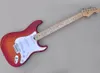 Guitare électrique rouge avec corps en frêne Blanc Pickguard Maple Fretboard Micros SSS Peut être personnalisé