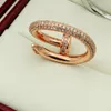 Anel de designer feminino moda cheio de pedras de diamante amor anel de ouro anéis de unhas jóias