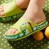 Pantoufles Filles Tongs Été Dessin Animé Dinosaure Pantoufles Avec Fond Épais Doux Enfants Belles Chaussures Parent-enfant Sandales Antidérapantes qt137