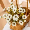 Flores decorativas 18 Head 1 Bunco de seda Daisy Bride Fake Bouquet Bouquet Autumn Artificial Girlower Flores Artificiales DIY Decor para Vaso Home