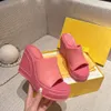 Pantofole novità rosa Ultima moda Focaccina fondo spesso Sandali con tacco inclinato 8,5 cm tacco alto Scarpe da donna in vera pelle 35-41 scarpe da donna pantofola fabbrica