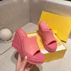 Rose Nouveauté pantoufles Dernière mode Muffin fond épais Sandales à talons inclinés 8,5 cm à talons hauts Chaussures en cuir véritable pour femmes 35-41 chaussures d'usine de pantoufles pour femmes