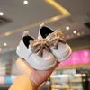 Primeros caminantes Bebé niña princesa zapatos niño antideslizante plano suela suave zapatos de cuero cuna de goma encantador nudo de mariposa infantil primeros caminantes 230203