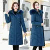 Trench da donna 2023 Abiti imbottiti invernali da donna Lunghezza lunga al ginocchio Slim Era sottile Parka con cappuccio Le donne di mezza età tengono il cappotto caldo