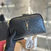 Franska kvinnors skalkamera mynt fåfänga väskor med guldmetallkedja crossbody axel kosmetisk fodral utomhus saokoche handväska diamantgitter designer handväskor 20 cm