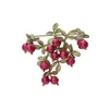 Brosches Luxury Cranberry Pearl Shawl Buckle Brosch för Women Girl Red Fruit Party Silk Scarf