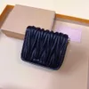 Diseñador de marca Monedero Monedero Clip de dinero de metal Bolso Piel de oveja Plisado Tarjeta para mujer Tarjeta corta de alta belleza Cartera Versátil Moda Cuero Simple Venta directa de fábrica