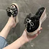 Sandaler Slipper kvinnor bär ins tidvatten 2023 Summer High Heeled Cool Trawl Red Muffin Thick Bottom Slope Heel Fashion