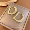 Charm designer örhängen riktig guldplätering zirkon bokstav d örhängen mode atmosfäriska metall studs guld spänne enkla örhängen kvinnlig gåva