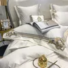 Set di biancheria da letto Lusso bianco / rosso Ricamo in raso stile europeo Copripiumino in cotone egiziano Biancheria da letto Lenzuolo con angoli Federe Biancheria da letto