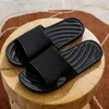 Flippers internos macios confortáveis amantes de luz deslizam o chuveiro de banheiro sandálias de verão masculinas homens sapatos 24456 96118