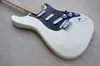 6 strängar Cream Electric Guitar med Maple Fretboard SSS Pickups Black PickGuard Customizable