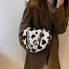 Automne et hiver en peluche mignon sac pour femme 2022 nouveau type de sac sac à bandoulière rouge net pour femme sac à bandoulière polyvalent de style occidental 230204