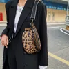 حقائب الخصر المرأة عالية الجودة قماشية حزمة الصدر أزياء الفهد طباعة الكتف فاني الحزام توريند الخريف 230204