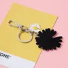 Nyckelringar Söt koreansk tusensköna BLOMER KEYCHAIN ​​Fashion Women Girl Alphabet Letter Bag Keyring Pendant Hörlurar Case Jewelrykeychains