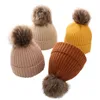 ヘアアクセサリー冬の子供は、赤ちゃんの幼い女の子のための帽子を編む帽子ビーニー暖かい純粋な色の肥厚ボール生まれの秋の秋