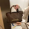 Los bolsos de fábrica se exportan en línea Bolso de mujer de un solo hombro bordado con rombos texturizados 2023 Nuevo estilo Bolso cruzado simple de gran capacidad