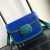 El bolso bandolera está hecho de cuero de vaca importado con color rubí con textura exquisita y calidad 5A.