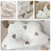 Cuscini Baby Cute Cartoon Bear Cuscino per neonato traspirante in cotone ricamato coreano oliva 230204