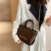 Los bolsos de fábrica se exportan en línea Bolso de mujer de un solo hombro bordado con rombos texturizados 2023 Nuevo estilo Bolso cruzado simple de gran capacidad