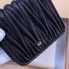 Diseñador de marca Monedero Monedero Clip de dinero de metal Bolso Piel de oveja Plisado Tarjeta para mujer Tarjeta corta de alta belleza Cartera Versátil Moda Cuero Simple Venta directa de fábrica