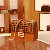 Lagra Clearance Promotion Handbag Online Exportera kvinnors väska 2023 Ny Cross Msenger Fashion Chain Small Foft Wind Golden Ball Square