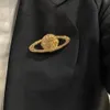 أزياء العلامة التجارية لافاة Desinger Saturn Brooch Women Gold Sliver Planet Brouches Suit Pin Pin Moder