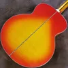 Den 43 "Sunset Red J200 -modellen hänvisar till att spela akustisk akustisk gitarr