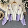 Kvinnors stickor 2023 Autumn Womens V-hals stickad tröja Koreansk stil modepärlor applikationer blomma streckar cardigan lös stickad kappa