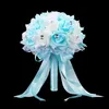 Kwiaty ślubne dostarcza niebieska biała kreatywna panna młoda trzymająca kwiaty piankowe bukiet ślubny