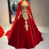 Elegante arabische rote lange Promi-Abendkleider mit Wickel-Gold-Spitze-Applikation mit V-Ausschnitt, ärmelloses A-Linien-Abschlussballkleid, Dubai-Kaftan, formelle Partykleider für Damen